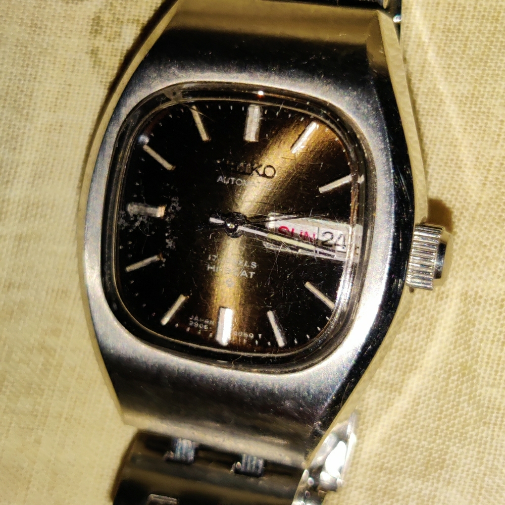 Vintage 17 Jewels Seiko Automatic ladies watch. (Small band)